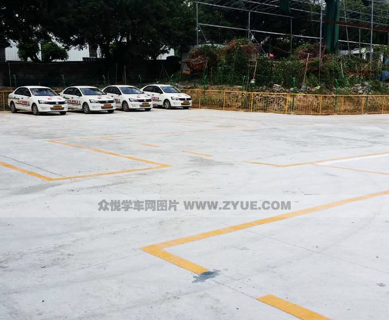 福凱駕校訓練場邊教練車
