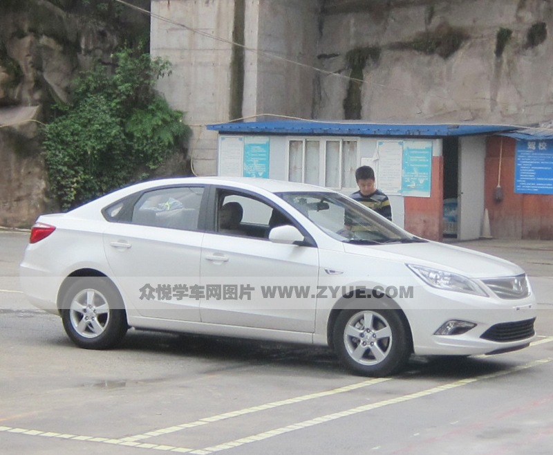 嘉洲駕校全新的教練車