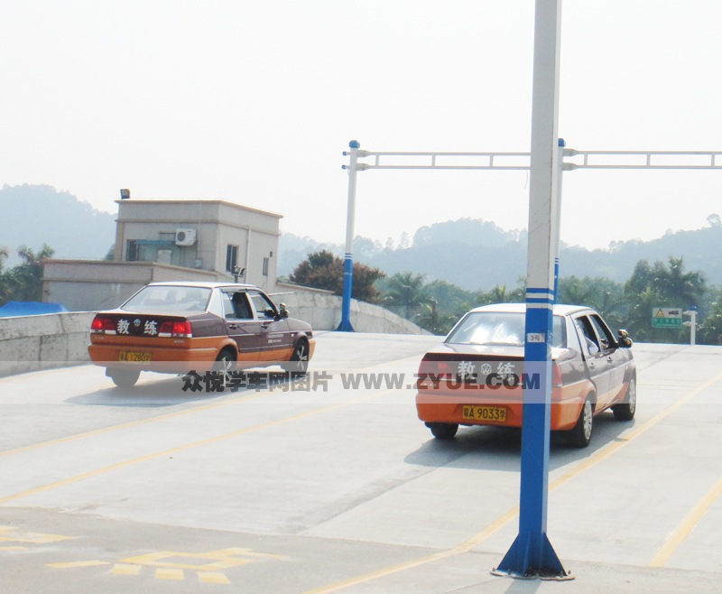 番安駕校上坡路定點(diǎn)停車與起步場(chǎng)地