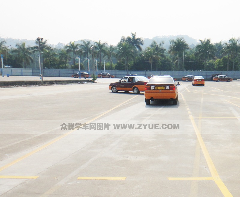 番安駕校學(xué)車場(chǎng)地一角