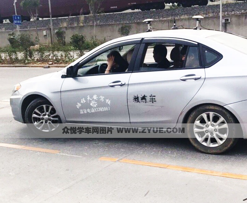 福州鴻程天安駕校學員練習
