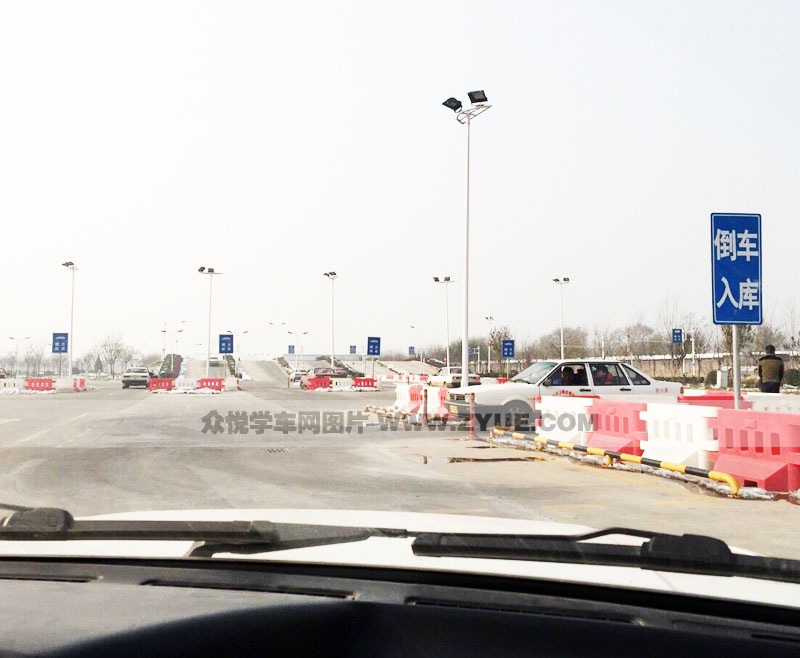 天津家宜駕校倒車入庫練習