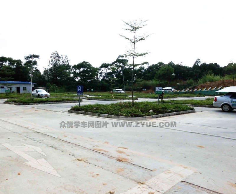 南寧龍發駕校倒車入庫練習場地