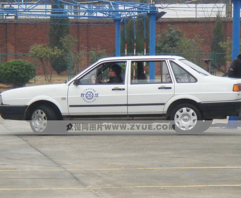 白云駕校普桑教練車側面