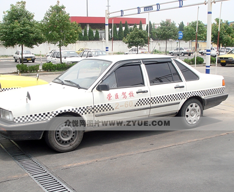 榮臣駕校教練車 側身