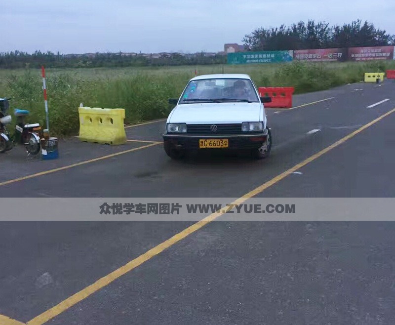 天津王頂堤駕校側方停車練習