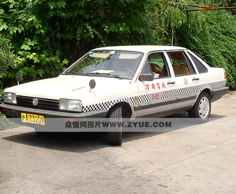 萬國駕校教練車 前側