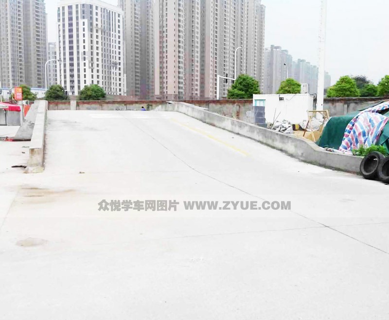 武漢育才駕校坡道定點(diǎn)停車和起步場地